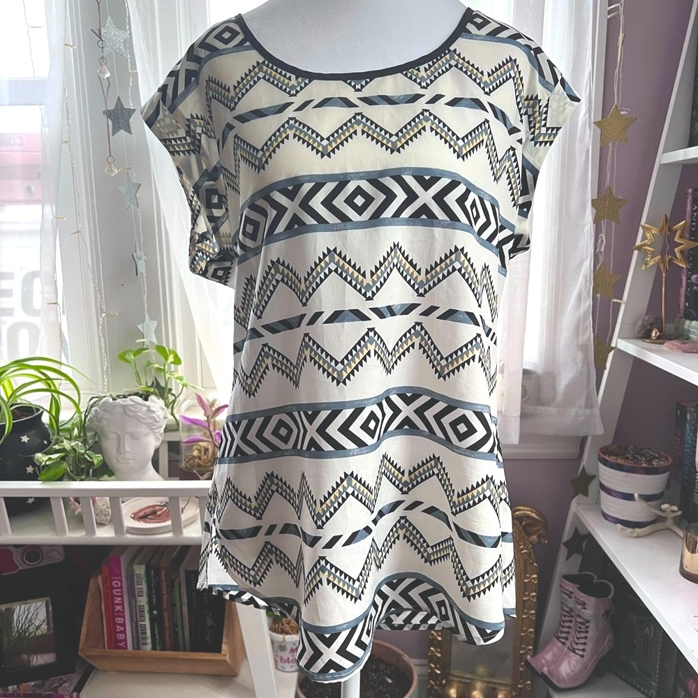 Black Rainn Black and White Graphic Cap Sleeve Blouse
